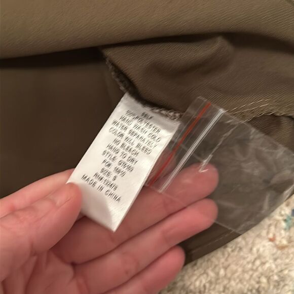 NWT Glam Los Angeles Silky Top with Wide Pleated Sleeve Detail - Picture 3 of 6